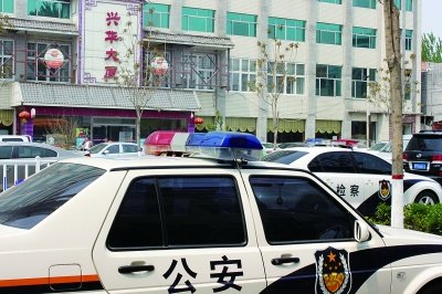 貧困縣反貪副局長擺回門宴 門口停多輛公車(圖)