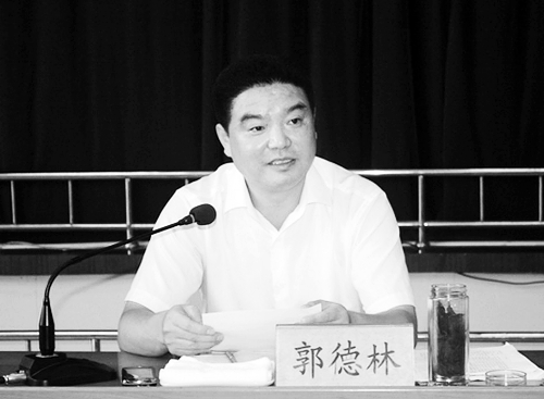 26日下午，陜西省安康市白河縣政府網(wǎng)發(fā)布消息，4月25日召開(kāi)全縣干部大會(huì)，縣委原書(shū)記郭德林被免職。記者為此向白河縣相關(guān)部門(mén)求證本次職務(wù)調(diào)整是否與豪車(chē)事件有關(guān)聯(lián)時(shí)，沒(méi)有得到確切答復(fù)。