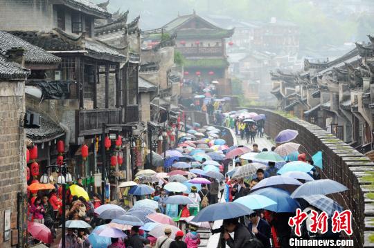 游客擠爆鳳凰古城官方回應(yīng)“新政”為游客牟利