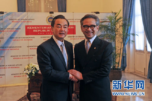 5月2日,在印度尼西亞首都雅加達,中國外交部長王毅(左)與印尼外長馬蒂在會談前握手。中國外交部長王毅2日與印尼外長馬蒂在雅加達印尼外交部舉行會談。 新華社記者姜帆攝