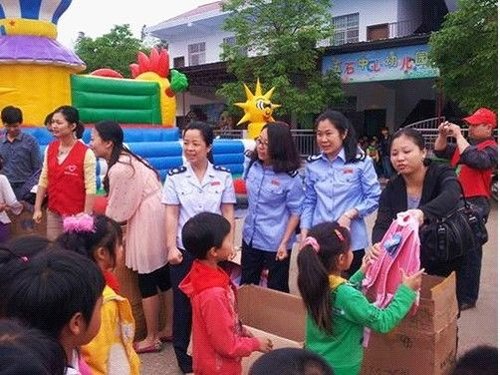 左數(shù)第三位穿粉色衣服女子為株洲醴陵市團(tuán)市委書(shū)記 易翔(圖片由知情人提供)