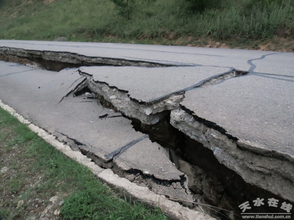 桐林灣至張川道路受損.jpg