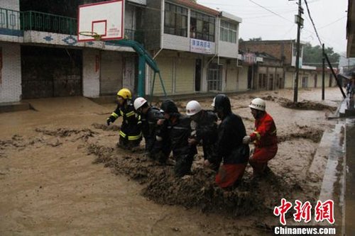 甘肅天水遭暴雨襲擊 消防官兵解救轉(zhuǎn)移400余人