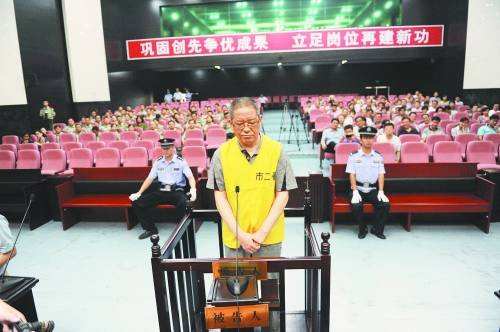 安徽蕭縣4大領(lǐng)導(dǎo)班子成員爭相向縣委書記送錢