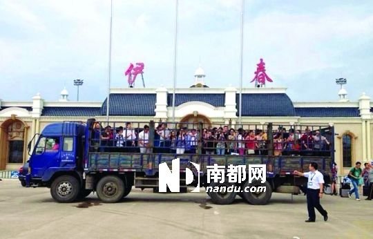 黑龍江伊春機場因路面積水租卡車作擺渡車(圖)
