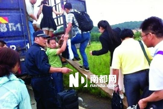 黑龍江伊春機場因路面積水租卡車作擺渡車(圖)