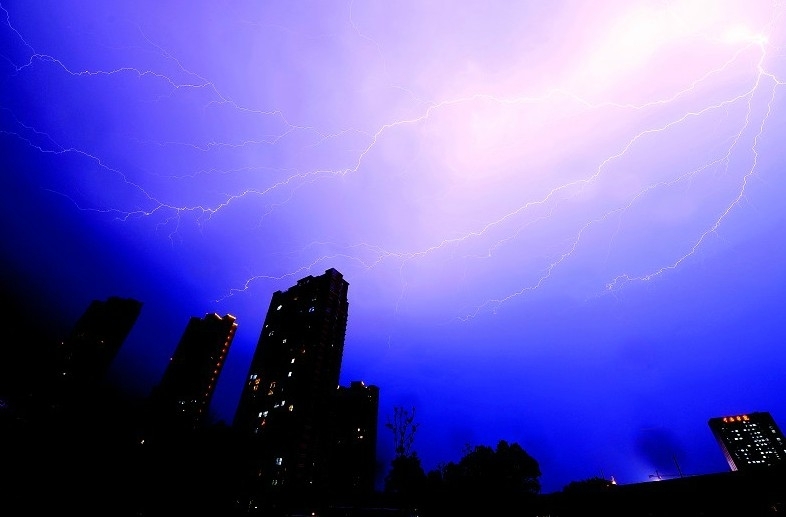 圖為:昨日傍晚,暴雨降下前,武漢突然狂風(fēng)大作,電閃雷鳴。(記者 張朋 實習(xí)生 孫穎 攝)