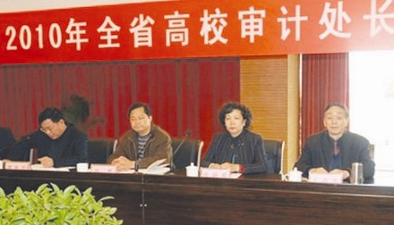 圖為馮哲（左二）在一次會議上