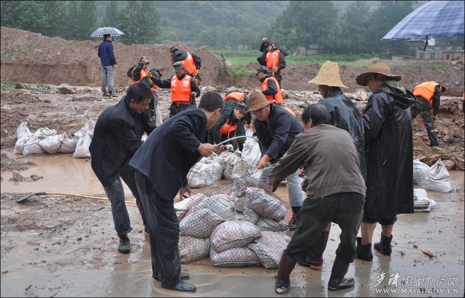 軍民齊心協(xié)力開展抗洪搶險.JPG