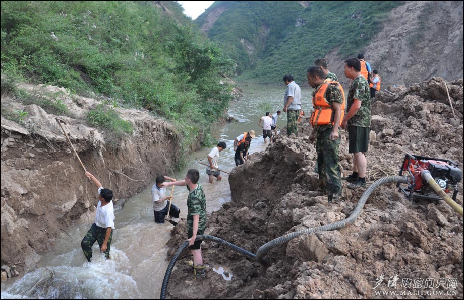 軍民合力奮戰(zhàn)伯陽“堰塞體”.JPG