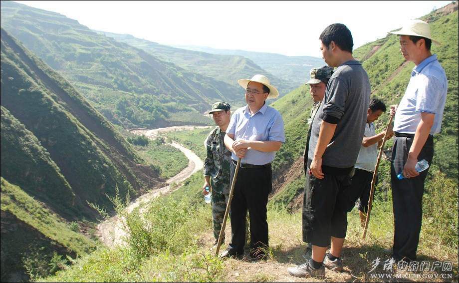 區(qū)委書記張智明察看指導(dǎo)堰塞體疏浚泄流工作.jpg