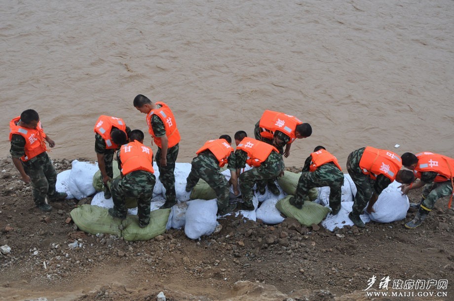 駐區(qū)部隊官兵赴一線參加抗洪搶險 (1).jpg