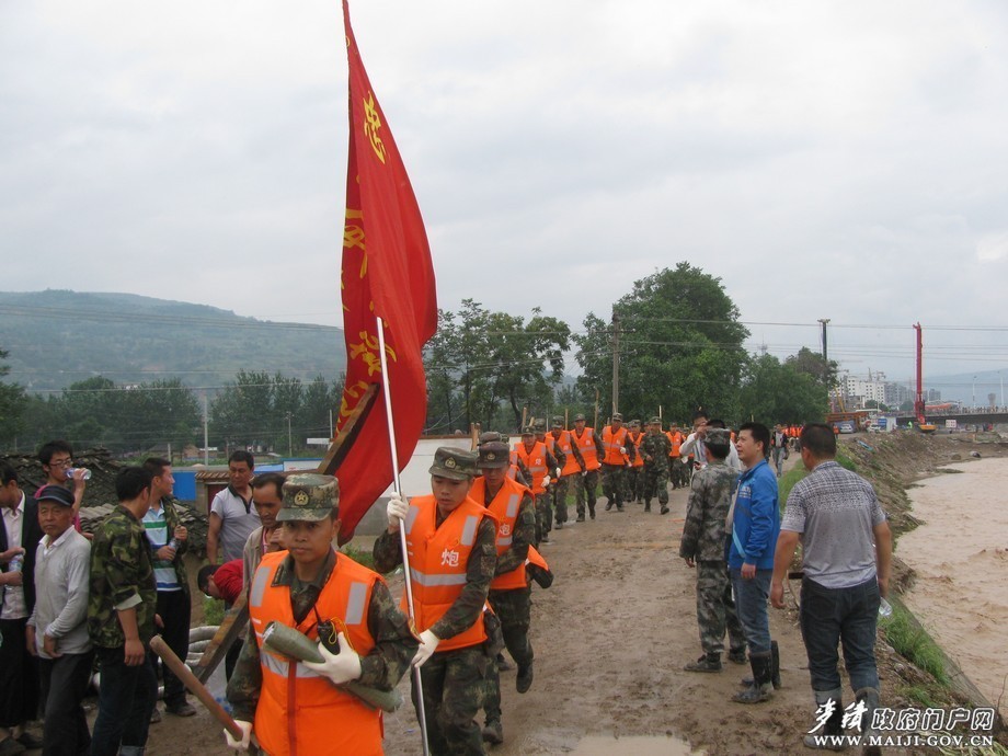 駐區(qū)部隊官兵赴一線參加抗洪搶險.jpg