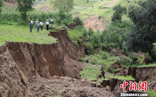 甘肅清水泥石流后雪上加霜村莊突發(fā)地裂需整體搬遷
