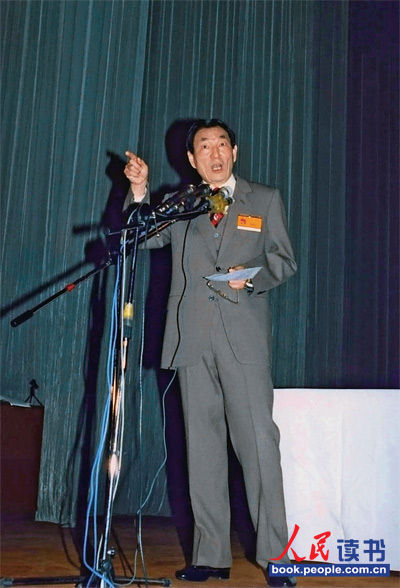 　1988年4月25日，朱镕基在上海市九屆人大一次會議第四次全體會議上講話。