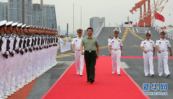 資料圖：近平檢閱遼寧艦水兵儀仗隊(duì)。