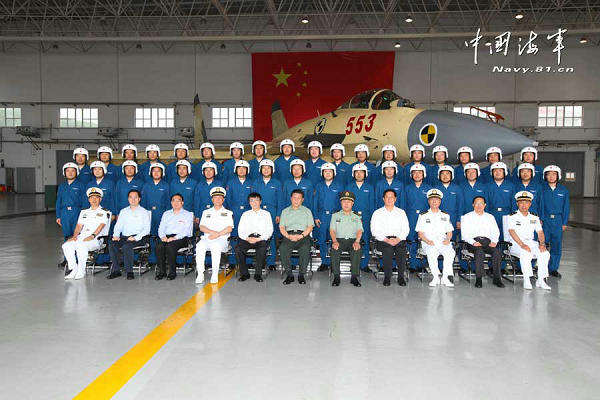 資料圖：習(xí)近平與遼寧艦艦載機(jī)飛行員合影。