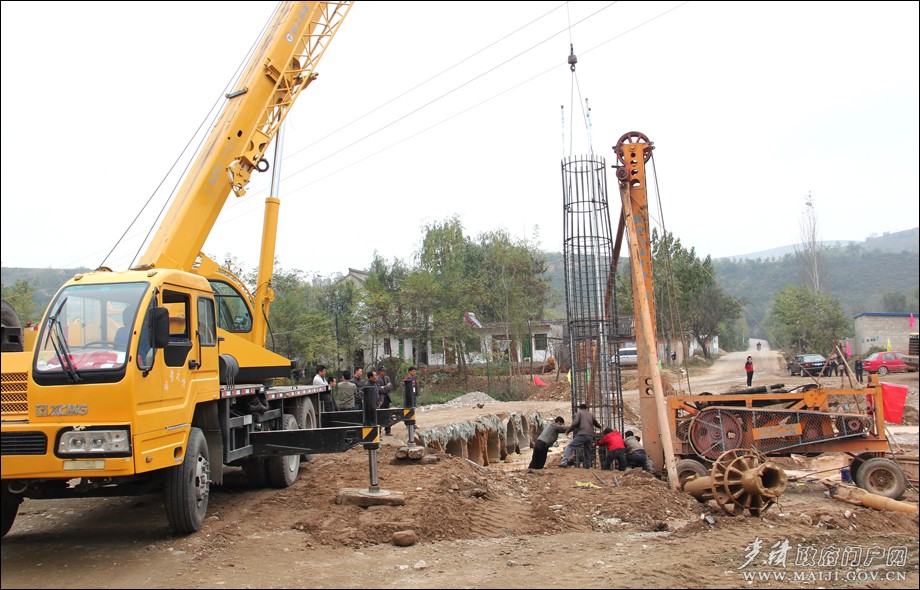01正在施工的元溫公路穎川河橋.jpg