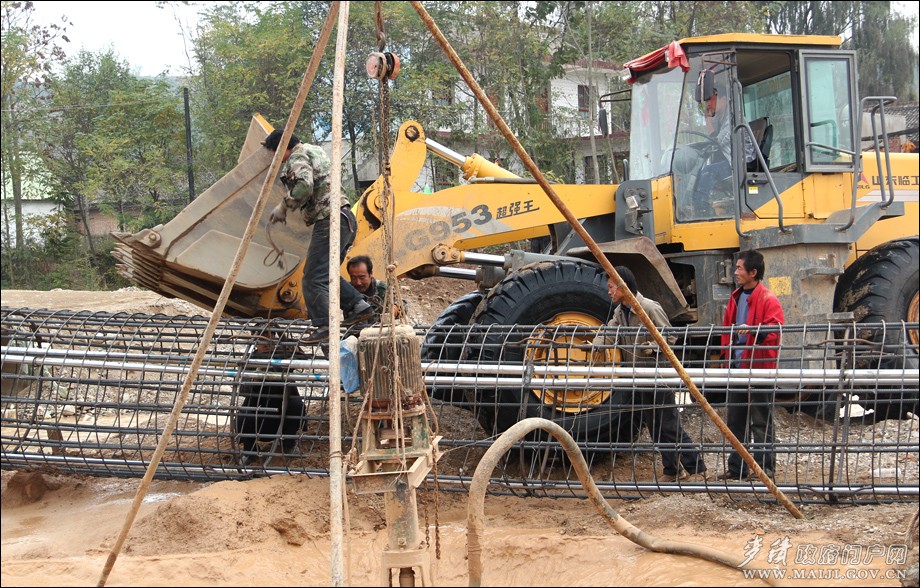 02正在施工的元溫公路穎川河橋.jpg