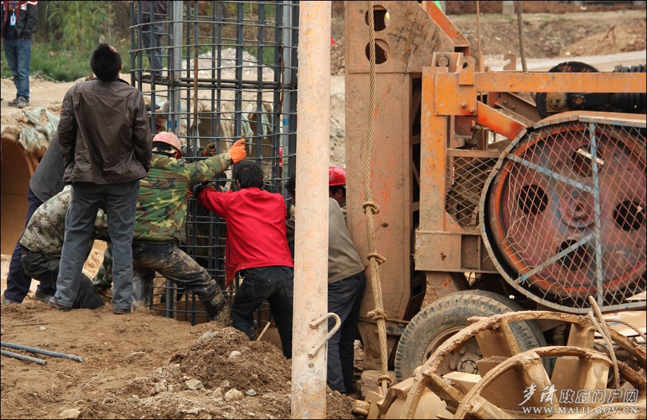 03正在施工的元溫公路穎川河橋.jpg
