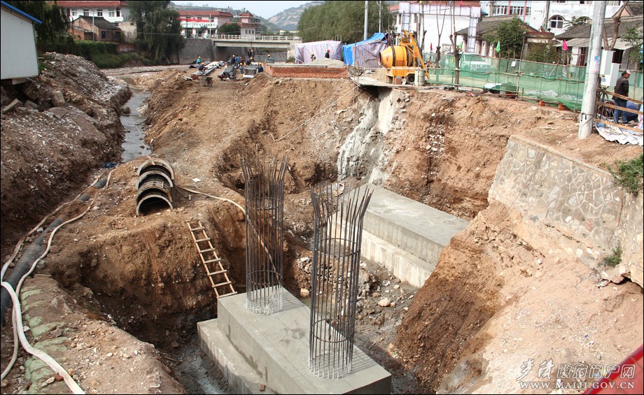05正在施工的麥積中學橋.jpg