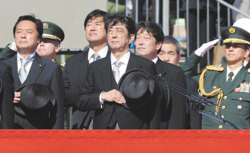 27日上午，日本首相安倍晉三在琦玉縣的自衛(wèi)隊(duì)朝霞訓(xùn)練場(chǎng)出席陸上自衛(wèi)隊(duì)年度閱兵式。