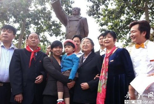 紀(jì)念毛主席誕辰120周年銅像鑄成(易思旭攝 央廣網(wǎng)發(fā))
