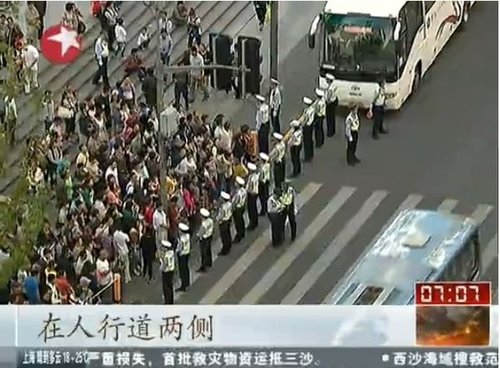 上海交警發(fā)明“開關(guān)式”過馬路(組圖)