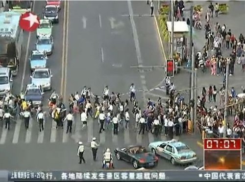 上海交警發(fā)明“開關(guān)式”過馬路(組圖)