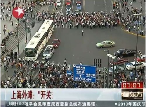 上海交警發(fā)明“開關(guān)式”過馬路(組圖)