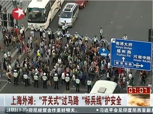 上海交警發(fā)明“開關(guān)式”過馬路(組圖)