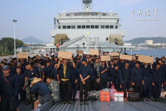 安全獲救的漁民在我海軍艦艇上合影留念