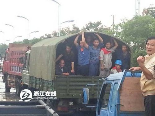 余姚斷水?dāng)嚯姵晒聧u 市民自制各種