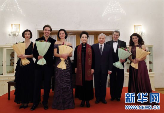 11月19日,國(guó)家主席習(xí)近平夫人彭麗媛應(yīng)邀出席在俄羅斯駐華使館舉行的紀(jì)念柴可夫斯基俄羅斯歌劇晚會(huì)。這是演出結(jié)束后,彭麗媛同俄羅斯歌唱家合影。新華社記者蘭紅光攝