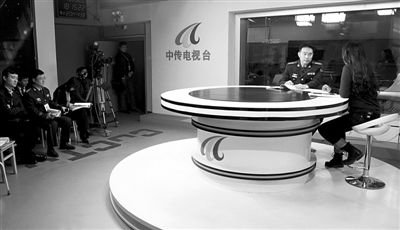 培訓(xùn)在真實演播室中進行,教師和學(xué)員在模擬深度訪談互動。
