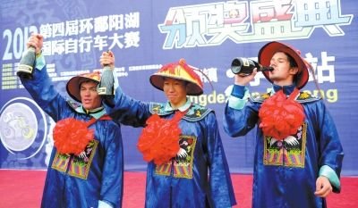 11月24日,3名車手身著清朝官服領(lǐng)獎(jiǎng)。新華社發(fā)