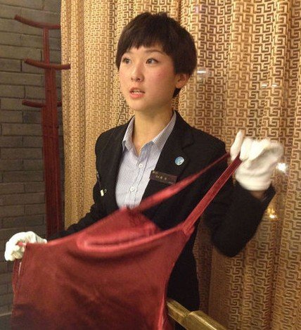 為首相服務(wù)過的火鍋店服務(wù)員曹靜成了店里的“招牌”