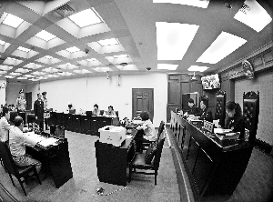被告人張曙光在庭審中。新華社發(fā)