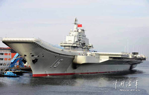 原文配圖:中國海軍航母平臺(tái)港內(nèi)最新靜態(tài)照片。李唐 攝