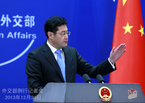 2013年12月30日外交部發(fā)言人秦剛主持例行記者會