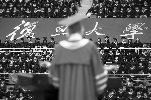 2013年6月,復(fù)旦校長(zhǎng)楊玉良在畢業(yè)典禮上致辭。復(fù)旦希望學(xué)生能從老教授的人生閱歷中獲益。