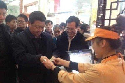 習近平在包子鋪就餐處將劃線留念