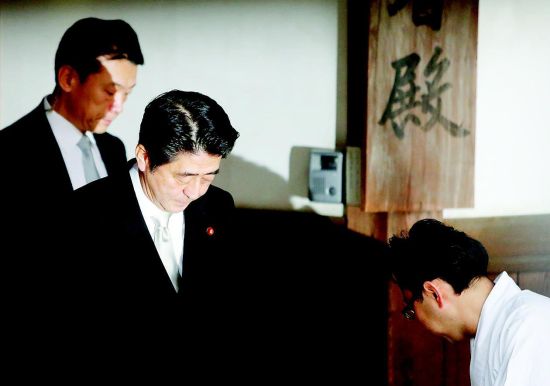 安倍拜鬼繼續(xù)右傾。