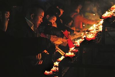 多地寺廟頭香引信眾爭搶 浙江某寺叫價11萬元