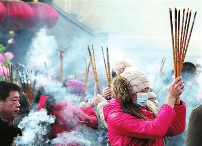 多地寺廟頭香引信眾爭搶 浙江某寺叫價11萬元
