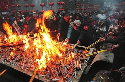 多地寺廟頭香引信眾爭搶 浙江某寺叫價11萬元