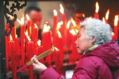 多地寺廟頭香引信眾爭搶 浙江某寺叫價11萬元