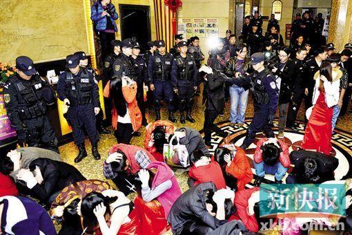 警方對某涉黃場所進(jìn)行清查,抓獲多名涉黃人員。通訊員 梁冠華/攝