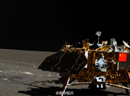 “玉兔號(hào)”月球車(chē)在第三月晝開(kāi)展了定點(diǎn)探測(cè),圖為其搭載的全景相機(jī)(左相機(jī))獲得的著陸器及月面彩色圖像。 “玉兔號(hào)”月球車(chē)在第三月晝開(kāi)展了定點(diǎn)探測(cè),圖為其搭載的全景相機(jī)(左相機(jī))獲得的著陸器及月面彩色圖像。