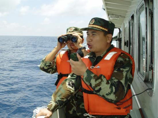 資料圖:中國(guó)海警船用高壓水炮驅(qū)趕菲律賓漁民。